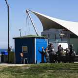 Sono divisi in due gruppi, dislocati in due punti del litorale differenti. Incontriamo il primo a pochi passi dall'ingresso principale della spiaggia, sistemata accanto alla cabina azzurra usata come deposito di attrezzi per pulire la riva